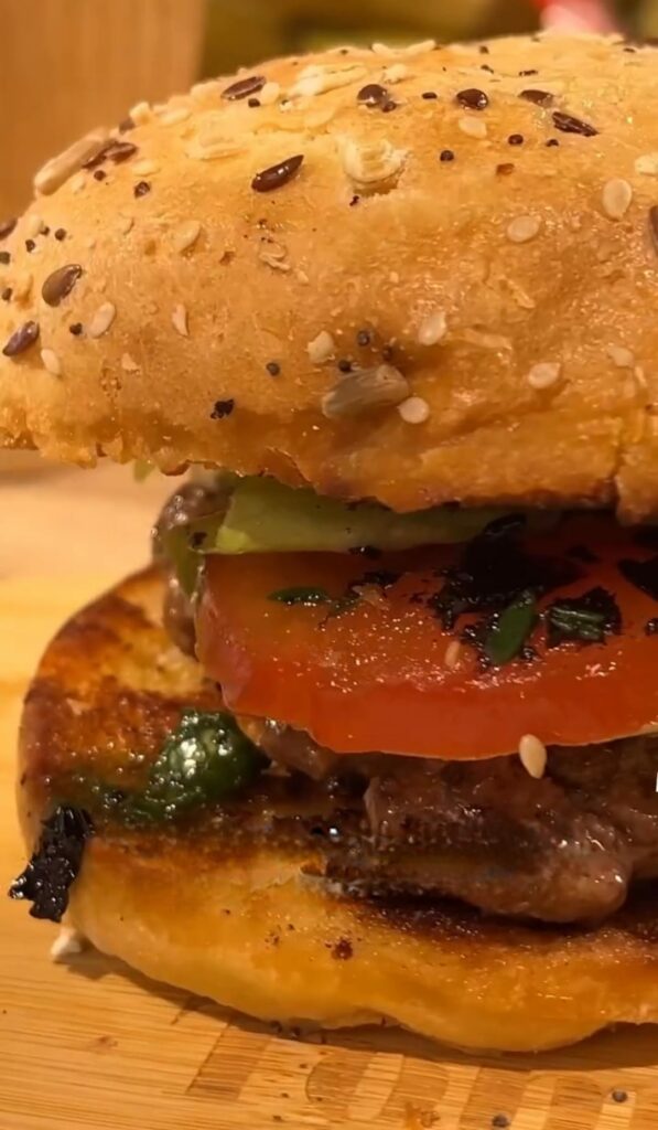 Photo de burger sauce basilic - sauce olive et thym